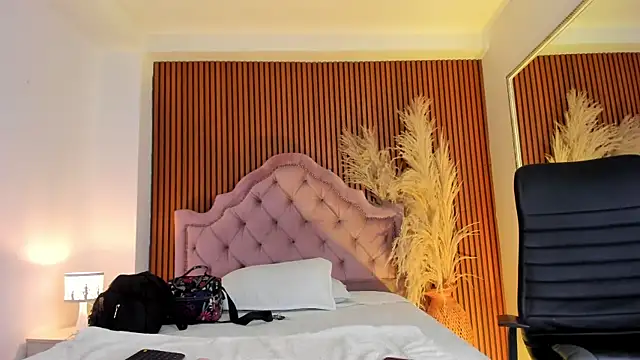 Snapshot of Violett_hott_ chatting on 04-26-26, 12:57 Violett hott online show from 04-26-26, 12:57
