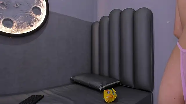 Luna  02 online show from 02-18-26, 12:01