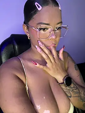 Snapshot of Antonella_03s chatting on 06-06-26, 03:45 Antonella 03s online show from 06-06-26, 03:45