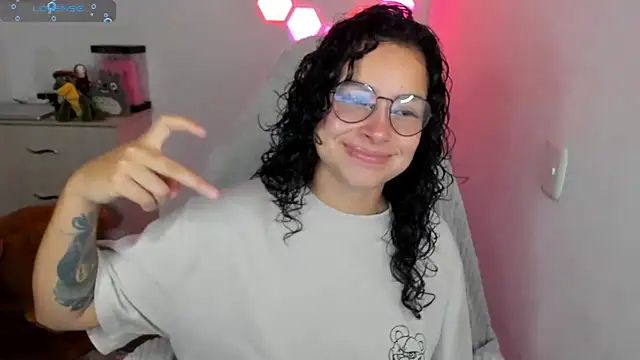 Snapshot of emillyaqua chatting on 01-06-26, 09:08 emillyaqua online show from 01-06-26, 09:08