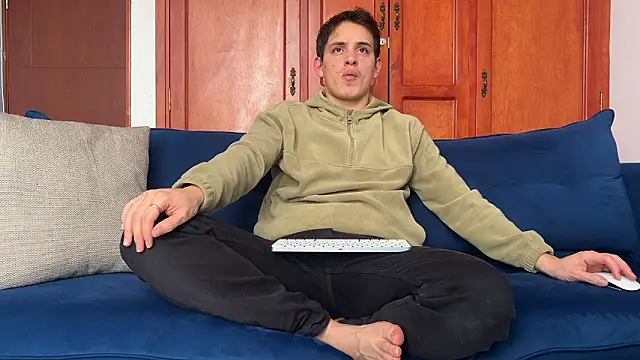 Snapshot of Enzho_liam chatting on 02-16-26, 03:43 Enzho liam online show from 02-16-26, 03:43