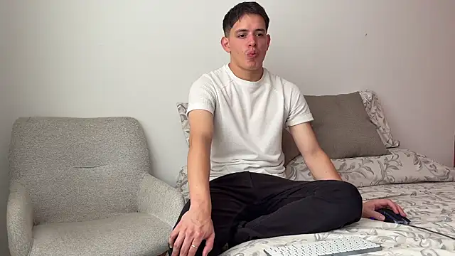 Snapshot of Enzho_liam chatting on 07-02-26, 03:29 Enzho liam online show from 07-02-26, 03:29