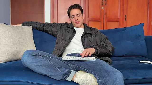 Snapshot of Enzho_liam chatting on 03-27-26, 04:52 Enzho liam online show from 03-27-26, 04:52