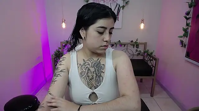Snapshot of Adri_gomez_x chatting on 06-30-26, 01:22 Adri gomez x online show from 06-30-26, 01:22