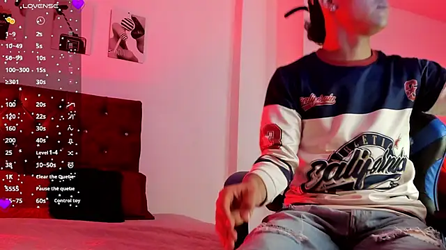 Snapshot of Liamsubtle01 chatting on 02-05-26, 11:06 Liamsubtle01 online show from 02-05-26, 11:06