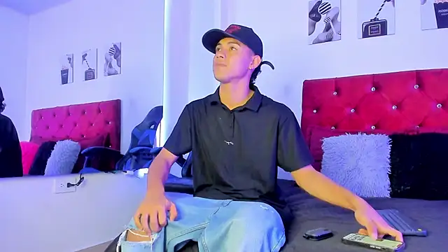 Liamsubtle01 online show from 04-19-26, 02:01