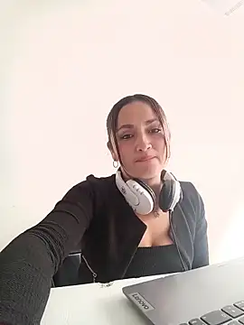 Alejandra N online show from 06-10-26, 01:23