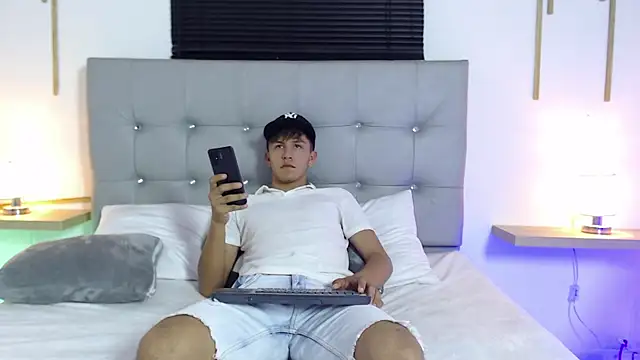 Snapshot of johnny_blake_ chatting on 01-18-26, 04:27 johnny blake online show from 01-18-26, 04:27