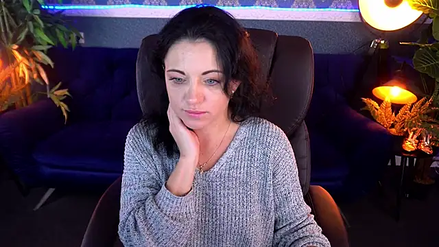 Dafni Monn online show from 11-21-25, 06:45