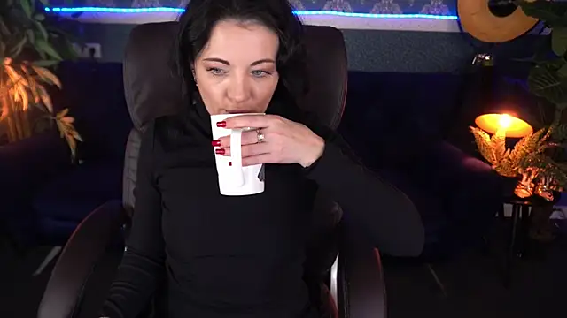 Dafni Monn online show from 11-18-25, 06:28