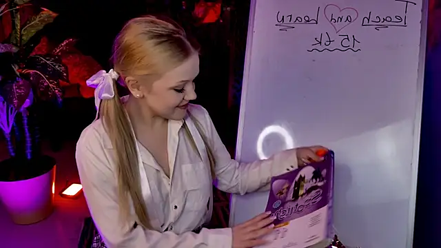 ChloeWhite online show from 04-12-26, 09:45