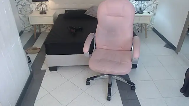 Snapshot of Venusandrea29 chatting on 02-19-26, 12:02 Venusandrea29 online show from 02-19-26, 12:02