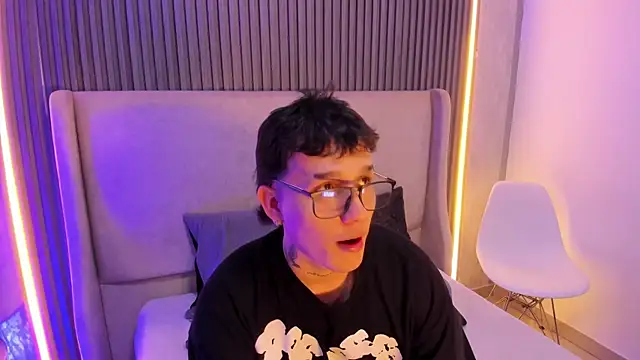 Snapshot of SamuParker chatting on 01-13-26, 03:43 SamuParker online show from 01-13-26, 03:43