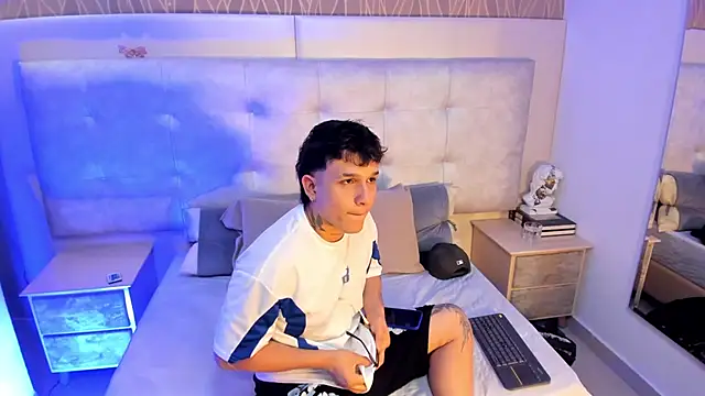 Snapshot of SamuParker chatting on 01-15-26, 03:43 SamuParker online show from 01-15-26, 03:43