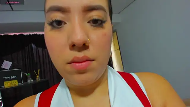 SophiiaRios  online show from 05-12-26, 01:06