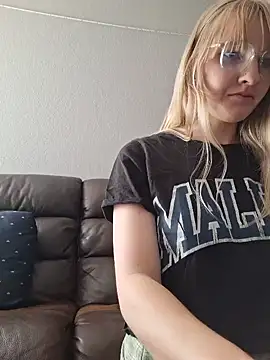 BunnySnowFlake online show from 04-22-26, 07:09