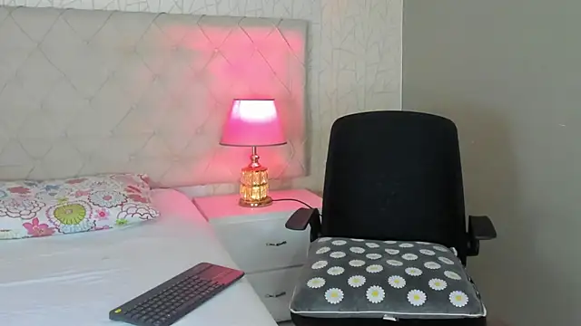 TinyRosee online show from 02-05-26, 08:04