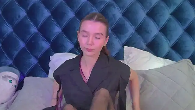 VanessaVienne online show from 04-18-26, 04:09