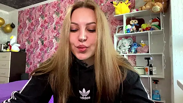 Snapshot of TraciBallena chatting on 02-02-26, 09:08 TraciBallena online show from 02-02-26, 09:08