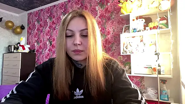 Snapshot of TraciBallena chatting on 02-10-26, 06:12 TraciBallena online show from 02-10-26, 06:12