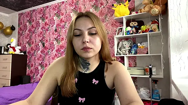 Snapshot of TraciBallena chatting on 02-13-26, 10:04 TraciBallena online show from 02-13-26, 10:04