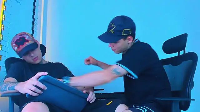 Snapshot of Thomas-Wil chatting on 02-25-26, 03:34 Thomas-Wil online show from 02-25-26, 03:34