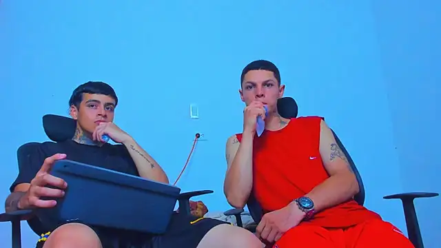 Snapshot of Thomas-Wil chatting on 05-03-26, 02:38 Thomas-Wil online show from 05-03-26, 02:38