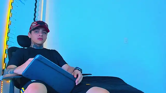 Snapshot of Thomas-Wil chatting on 02-27-26, 09:58 Thomas-Wil online show from 02-27-26, 09:58