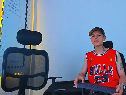 Snapshot of Thomas-Wil chatting on 02-03-26, 06:22 Thomas-Wil online show from 02-03-26, 06:22