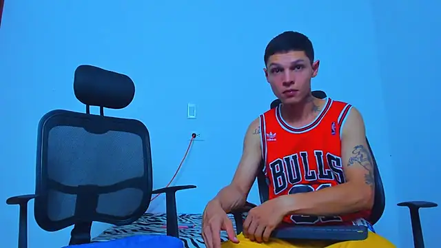 Snapshot of Thomas-Wil chatting on 05-05-26, 02:36 Thomas-Wil online show from 05-05-26, 02:36