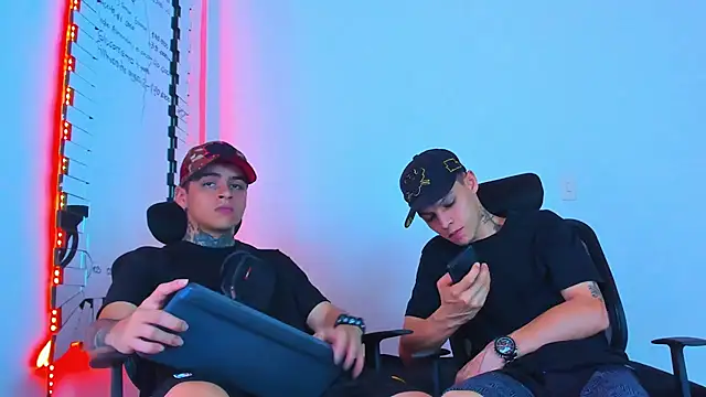 Snapshot of Thomas-Wil chatting on 02-07-26, 01:24 Thomas-Wil online show from 02-07-26, 01:24