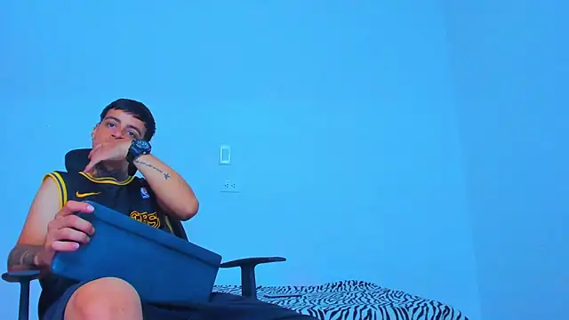 Snapshot of Thomas-Wil chatting on 04-22-26, 03:30 Thomas-Wil online show from 04-22-26, 03:30