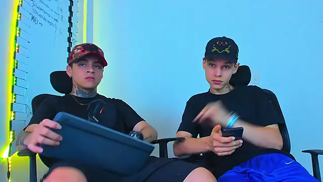 Snapshot of Thomas-Wil chatting on 02-11-26, 01:16 Thomas-Wil online show from 02-11-26, 01:16