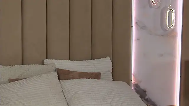 JuliaHotter online show from 02-01-26, 05:22