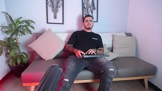 Snapshot of Aronhilton chatting on 01-14-26, 07:17 Aronhilton online show from 01-14-26, 07:17