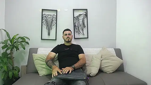 Snapshot of Aronhilton chatting on 01-13-26, 07:40 Aronhilton online show from 01-13-26, 07:40