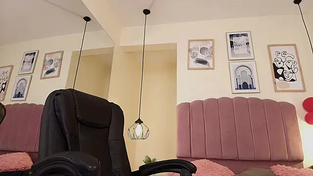 Hanabie  online show from 04-14-26, 03:11