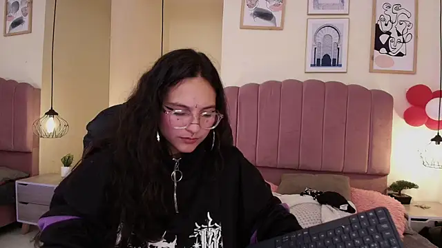 Hanabie  online show from 04-12-26, 03:32