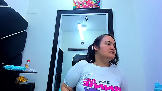 MiaRouss69 online show from 05-12-26, 10:38