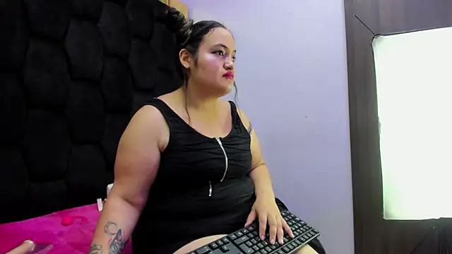 Snapshot of MiaRouss69 chatting on 02-02-26, 03:49 MiaRouss69 online show from 02-02-26, 03:49