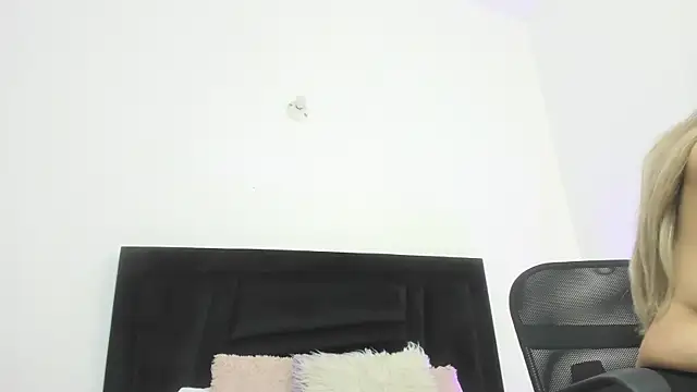 Naugthy Sara online show from 04-06-26, 07:04