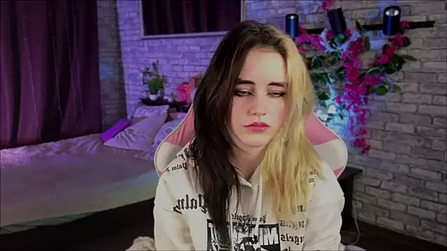 Snapshot of RubyMyst chatting on 01-10-26, 08:26 RubyMyst online show from 01-10-26, 08:26