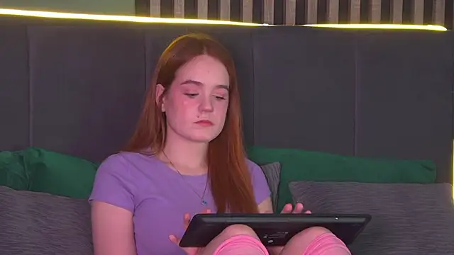 Snapshot of AmyRoy chatting on 02-06-26, 04:25 AmyRoy online show from 02-06-26, 04:25