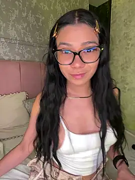 Snapshot of Little_Lexyy chatting on 06-21-26, 04:29 Little Lexyy online show from 06-21-26, 04:29