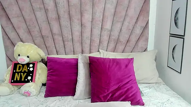 danibellucii  online show from 04-12-26, 03:43