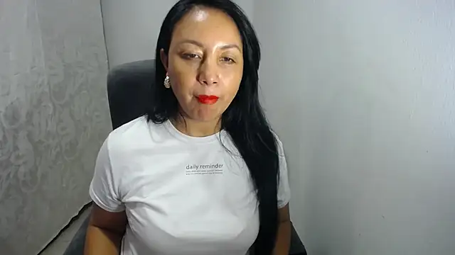 soyElena46 online show from 04-25-26, 02:25