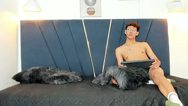 Snapshot of David_cum18 chatting on 01-12-26, 02:07 David cum18 online show from 01-12-26, 02:07