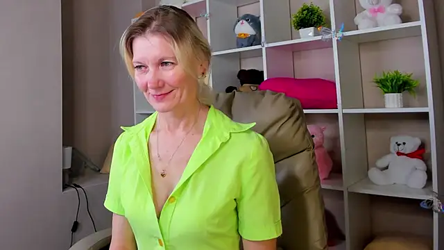 Julie Lucas online show from 03-05-26, 01:02