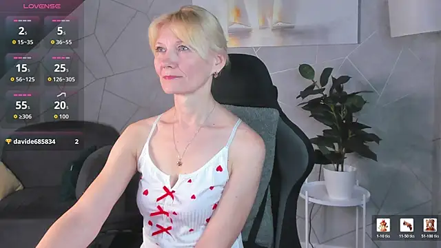 Julie Lucas online show from 05-22-26, 12:19