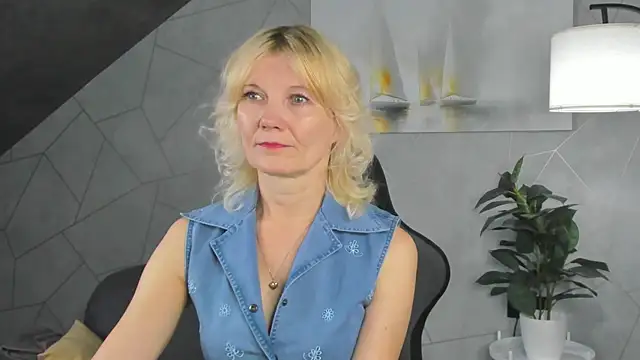 Snapshot of Julie_Lucas chatting on 06-25-26, 12:08 Julie Lucas online show from 06-25-26, 12:08